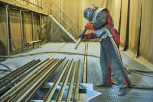 Pjeskarenje metalnih cijevi u komori